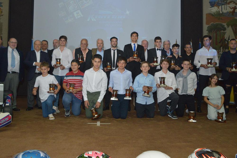 Campeones argentinos 2019 - 2022 y autoridades - foto para prensa ACA - JuanBiaggini