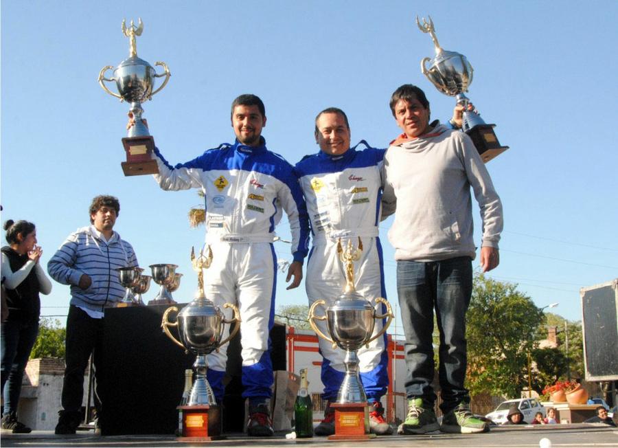 72 Pachi Martinez y Walter Santillan junto al intendente Ojeda en el podio del ultimo rally de Gayamba