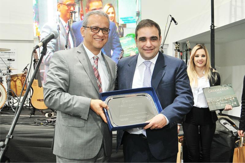 Entrega de placa recordatoria por parte de Renault Argentina 1